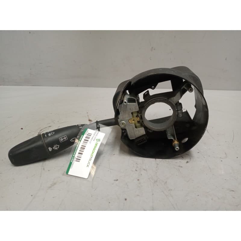 Recambio de mando limpia para riocar march 07 referencia OEM IAM 2816739051 - Blanco