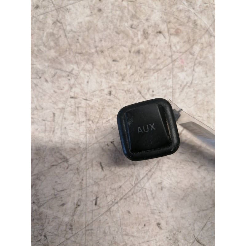 Recambio de entrada aux para seat leon (1p1) comfort limited referencia OEM IAM 4 PINS - Rojo