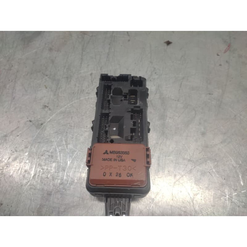 Recambio de caja reles / fusibles para mitsubishi space star (dg0) 1900 di-d referencia OEM IAM MB953355