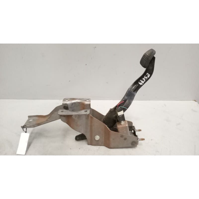 Recambio de pedal freno para nissan nt400 cabstar (f24m) 28.12, 32.12, 35.12 (f91an) referencia OEM IAM 46520MB400 46510MB400 - Blanco