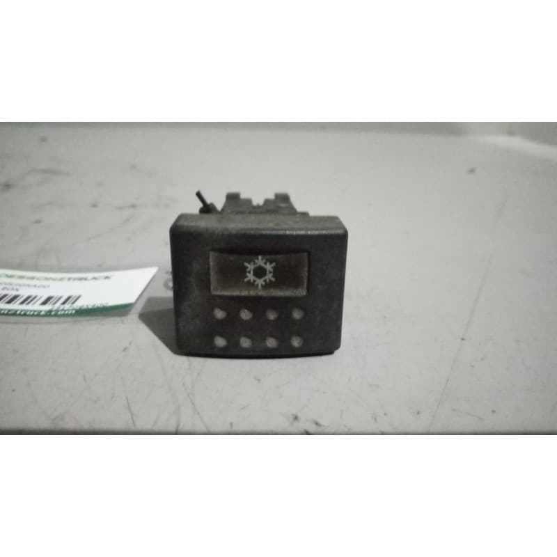 Recambio de boton aire acondicionado para nissan trucks atleon tk 56/2 referencia OEM IAM 251709X400 - Blanco