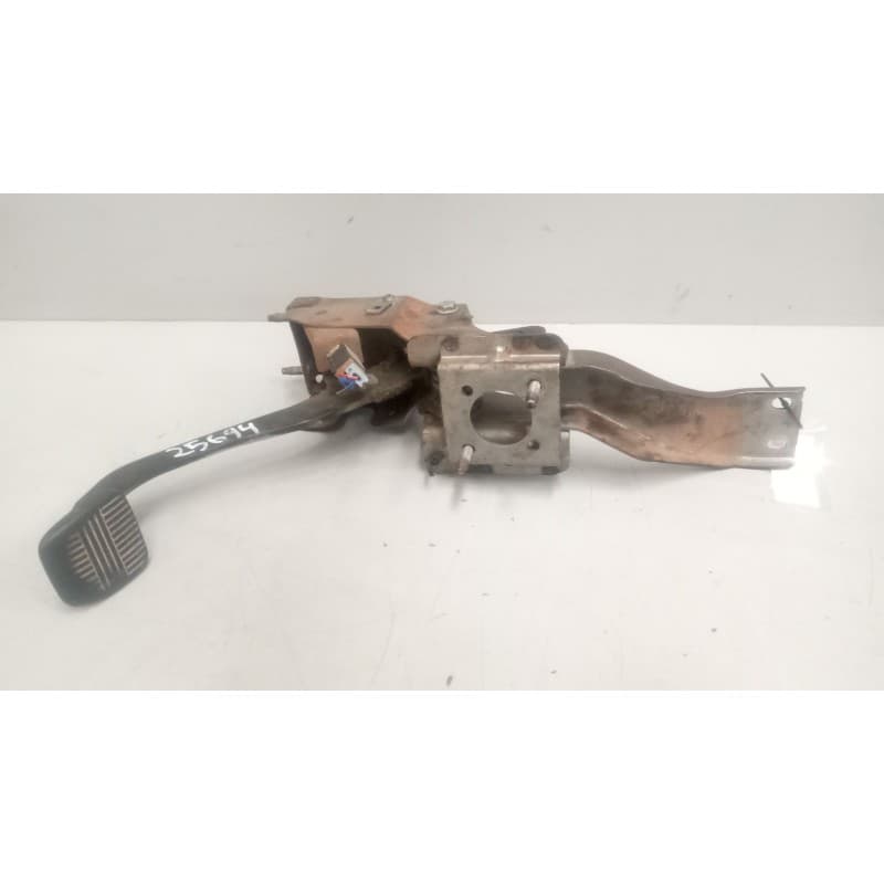Recambio de pedal freno para nissan nt400 cabstar (f24m) 28.12, 32.12, 35.12 (f91an) referencia OEM IAM 46520MB400 46510MB400 - Blanco