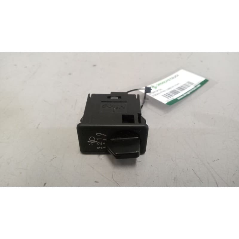Recambio de interruptor para nissan nt400 cabstar (f24m) 28.12, 32.12, 35.12 (f91an) referencia OEM IAM 255702Y015 - Blanco