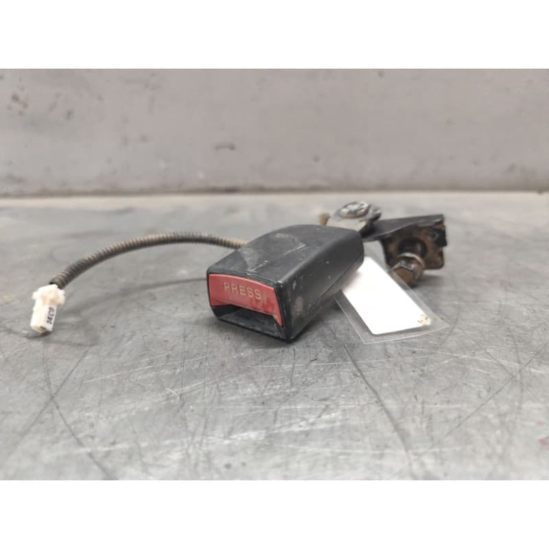 Recambio de enganche de cinturon trasero derecho para hyundai i30 (gd) 1.6 crdi referencia OEM IAM - Blanco