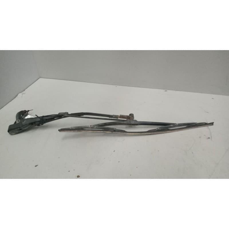 Recambio de brazo limpia delantero para renault m 180/210/230.13/16 midliner 6.2 diesel referencia OEM IAM - Blanco