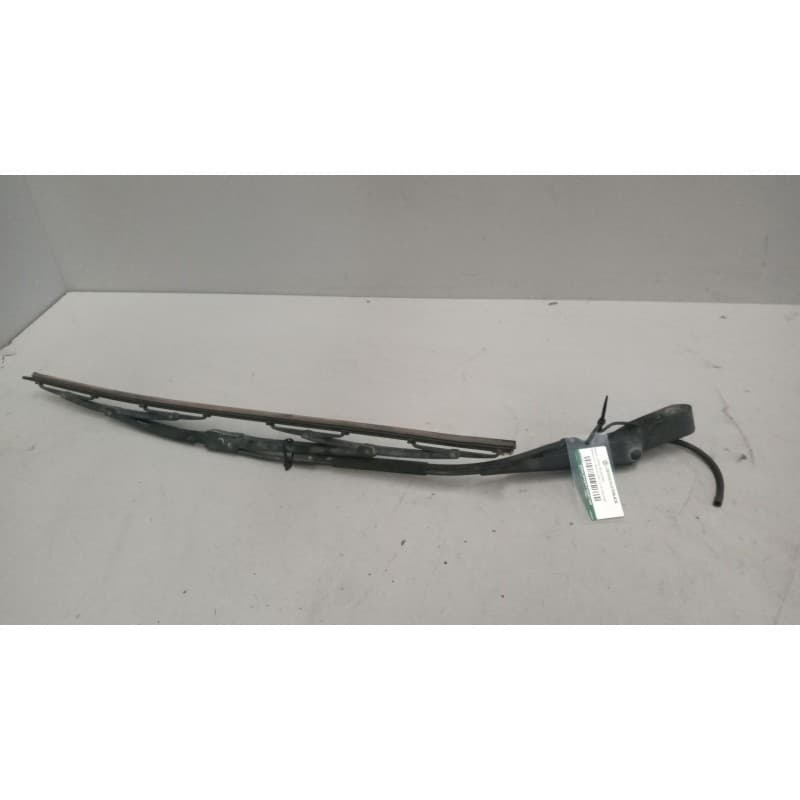 Recambio de brazo limpia delantero para renault m 180/210/230.13/16 midliner 6.2 diesel referencia OEM IAM - Blanco