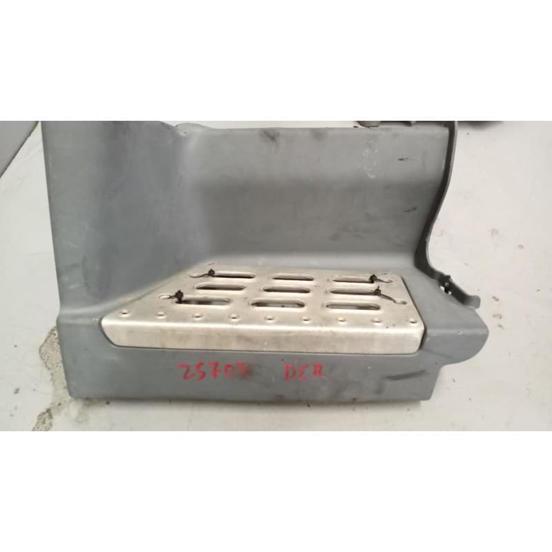 Recambio de peldaño derecho para volvo fm 460 12.8 diesel referencia OEM IAM 82420408 21868329 82875886 - Blanco