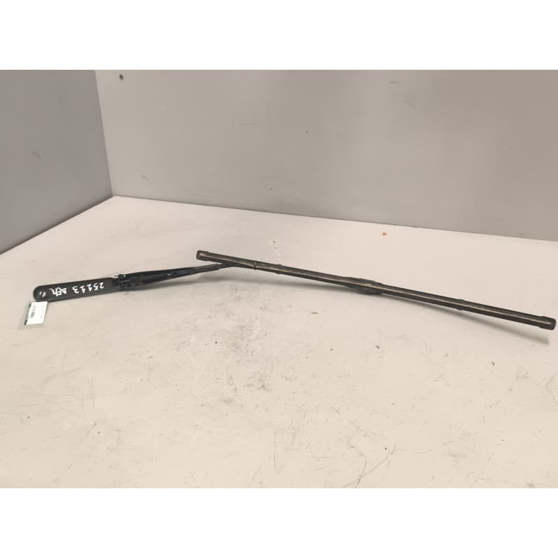 Recambio de brazo limpia delantero para iveco daily vi furgoneta 33s16, 35s16, 35c16, 40c16, 50c16 referencia OEM IAM 5801645537 - Blanco