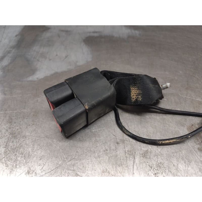 Recambio de enganche de cinturon delantero derecho para nissan cabstar 01.04 3.0 diesel referencia OEM IAM - Blanco