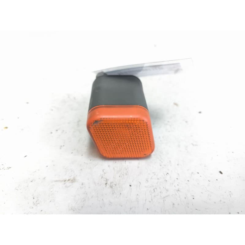 Recambio de piloto lateral derecho para iveco eurocargo chasis (typ 130 e 18) larga distancia referencia OEM IAM - Amarillo