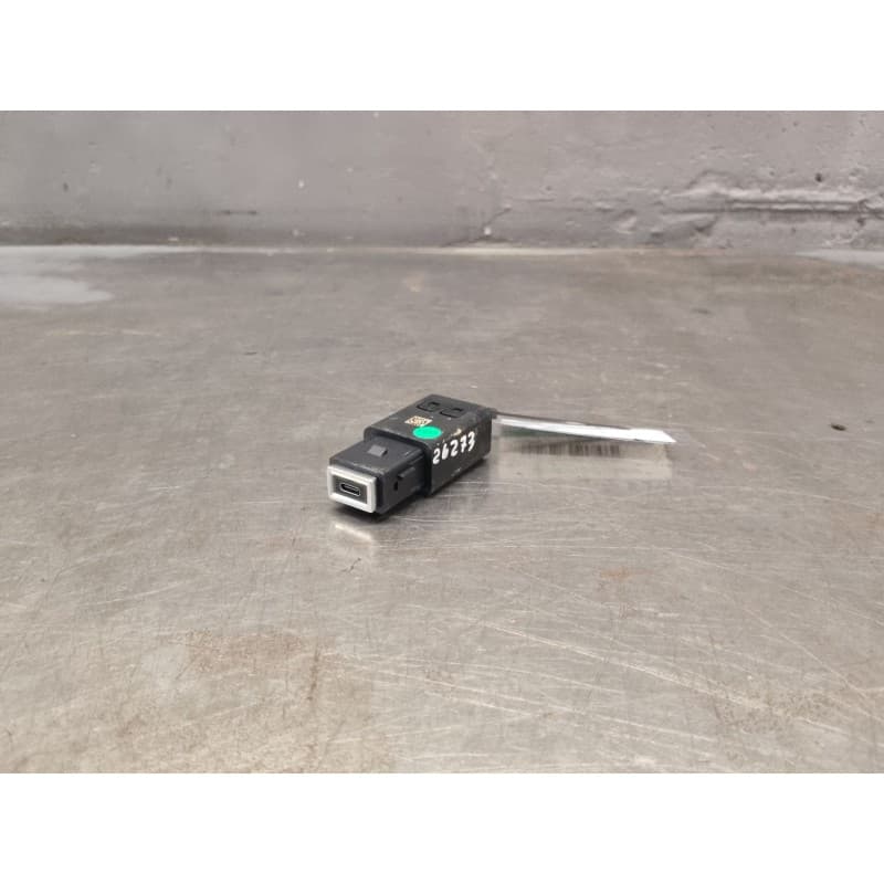 Recambio de conector usb / aux para opel combo furgón/monospace (k9) 1.5 d referencia OEM IAM 9848394780 - Blanco