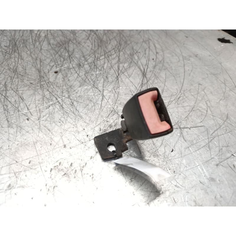 Recambio de enganche cinturon trasero izquierdo para opel corsa d ''111 years'' referencia OEM IAM - Negro