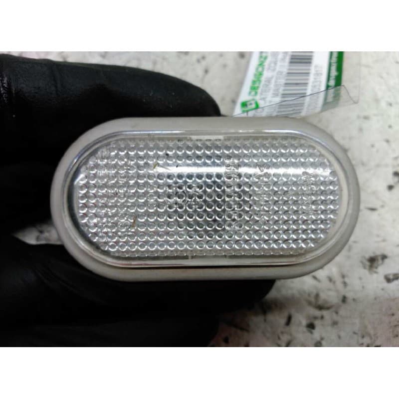 Recambio de piloto lateral izquierdo para renault master ii phase 2 caja cerrada 2.5 dci diesel cat referencia OEM IAM - Blanco