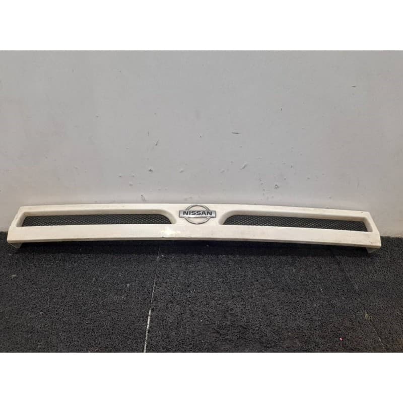 Recambio de rejilla delantera para nissan trade 100 3.0 turbodiesel referencia OEM IAM 40242