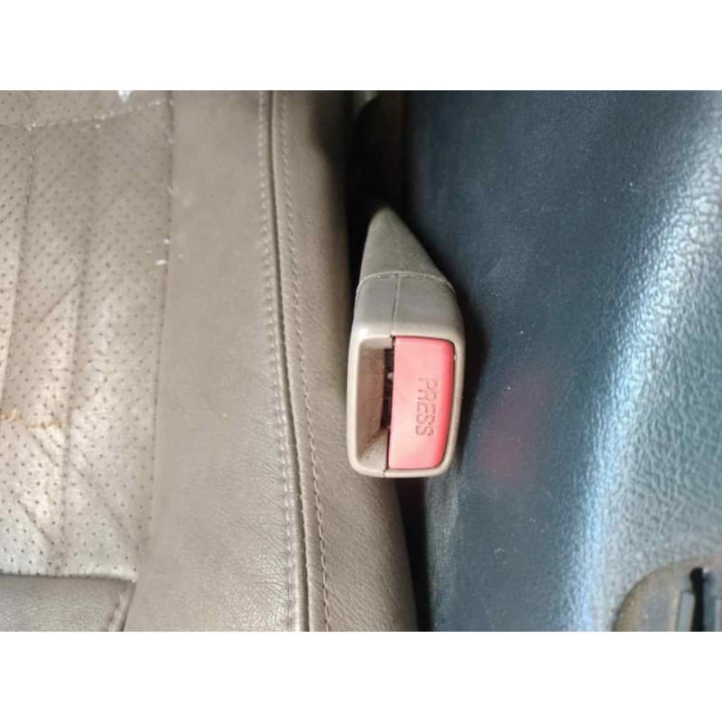 Recambio de enganche cinturon delantero derecho para chevrolet camaro cabrio piel referencia OEM IAM - Marrón