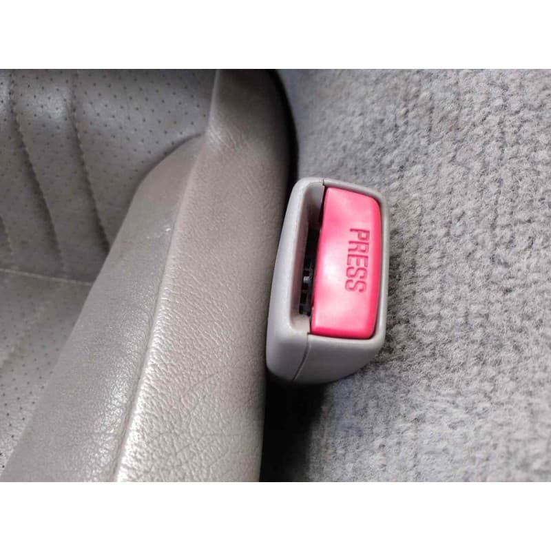 Recambio de enganche cinturon trasero derecho para chevrolet camaro cabrio piel referencia OEM IAM - Marrón