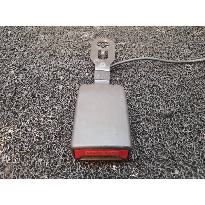 Recambio de enganche cinturon delantero izquierdo para citroën berlingo cuadro l1 referencia OEM IAM 967732387700 - Blanco