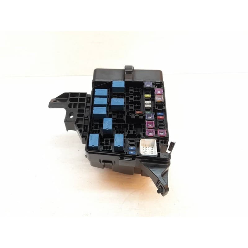 Recambio de caja reles / fusibles para suzuki swift azg (nz) glx referencia OEM IAM 68LA0 - Blanco