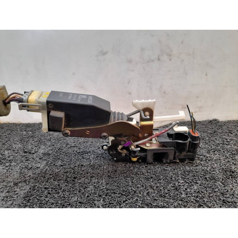 Recambio de cerradura puerta delantera derecha para opel sintra gls referencia OEM IAM 90493702 - Negro