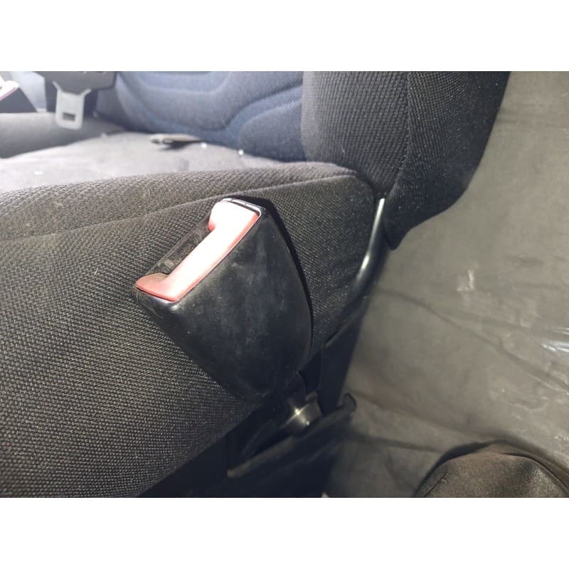 Recambio de enganche cinturon delantero derecho para iveco daily furgón fg h2 33 s ... v batalla 3520 l referencia OEM IAM - Blanco