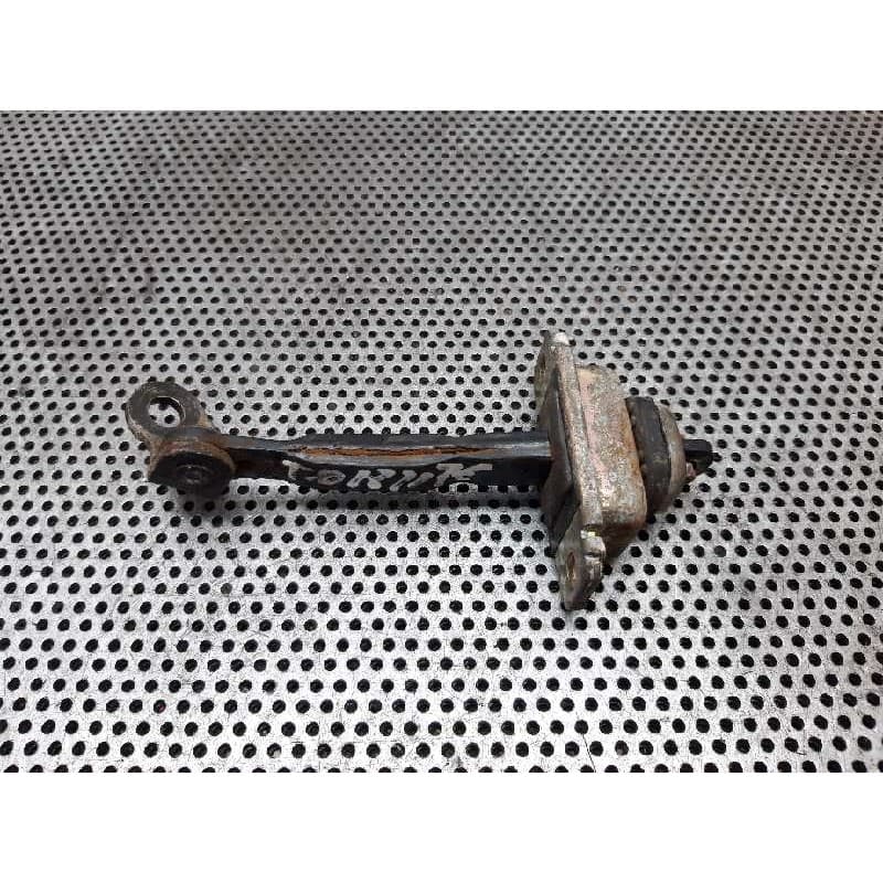 Recambio de retenedor puerta trasera derecha para daewoo kalos 1.2 se referencia OEM IAM - Rojo