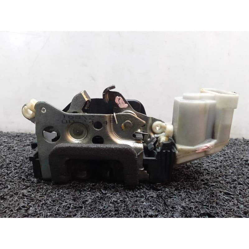 Recambio de cerradura puerta trasera izquierda para lancia lybra station wagon 1.9 jtd lx referencia OEM IAM
