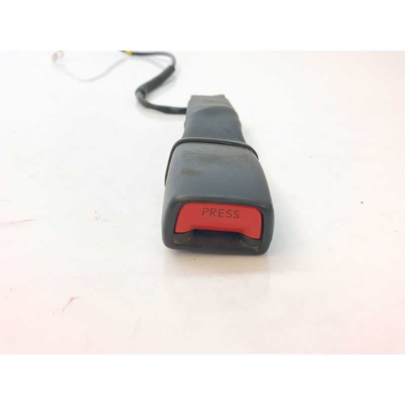 Recambio de enganche cinturon delantero izquierdo para toyota aygo (_b1_) 1.0 (kgb10_) referencia OEM IAM 15355 K750704 - Blanco