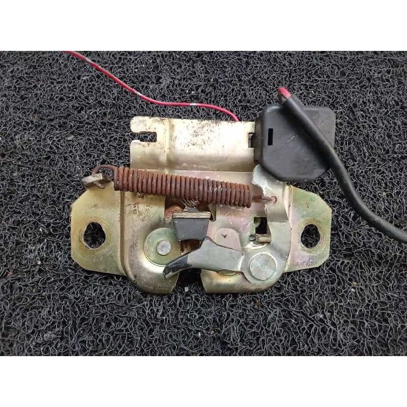 Recambio de cerradura maletero / porton para dodge stealth 3.0 referencia OEM IAM - Rojo