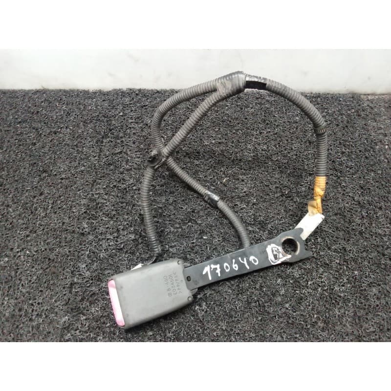 Recambio de enganche cinturon delantero derecho para toyota prius (nhw30) advance referencia OEM IAM E034501 - Blanco