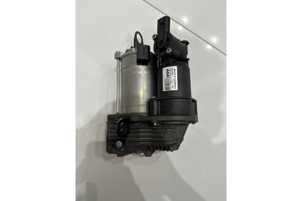 Compresor de suspensión Mercedes S W221 W216 A2213201704 usado