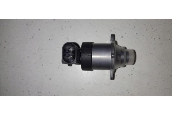 Regulador de presión de combustible Vemo V10-11-0854 usado
