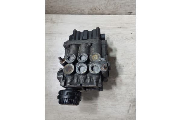 Válvula Ecas para control de nivelación de airbag Daf XF 105 85 CF 6X2 Bdf 1305452 usado
