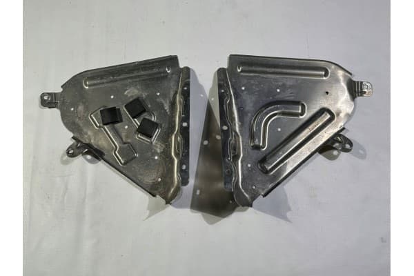 Cubierta inferior del tanque de combustible derecha e izquierda Chevrolet Corvette C7 2014 usado