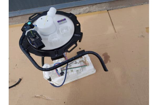 Bomba de Combustible Lexus NX 7702042300 usado