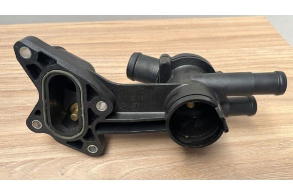 Carcasa del Regulador de Refrigerante Volkswagen Polo 9N 03C121111B nuevo