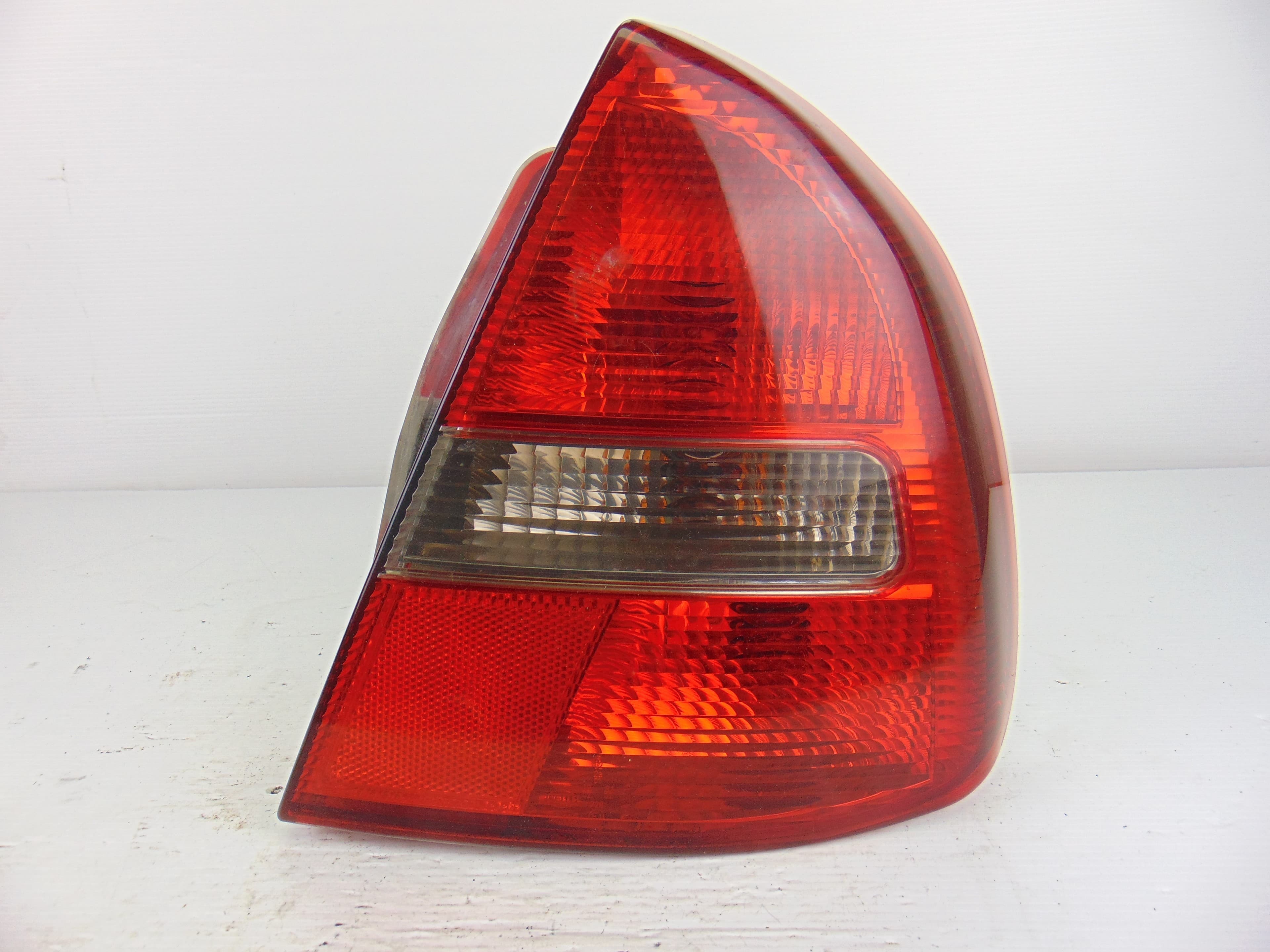 Piloto trasero derecho, Mitsubishi Carisma Berlina 5 (DA0) 1900 Di-D Comfort 2003 usado