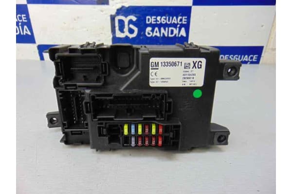 Caja reles / fusibles, Opel Corsa D Cosmo 2010, 13350671 usado
