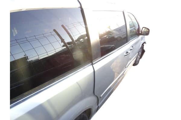 Puerta trasera derecha, Chrysler Grand Voyager (Rt) Limited 2017 usado