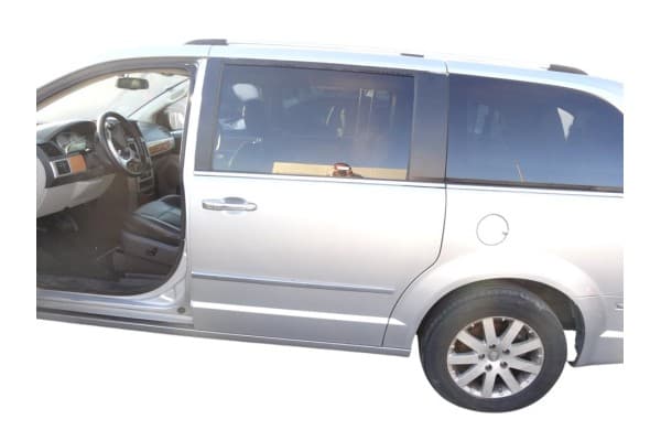 Puerta trasera izquierda, Chrysler Grand Voyager (Rt) Limited 2017 usado