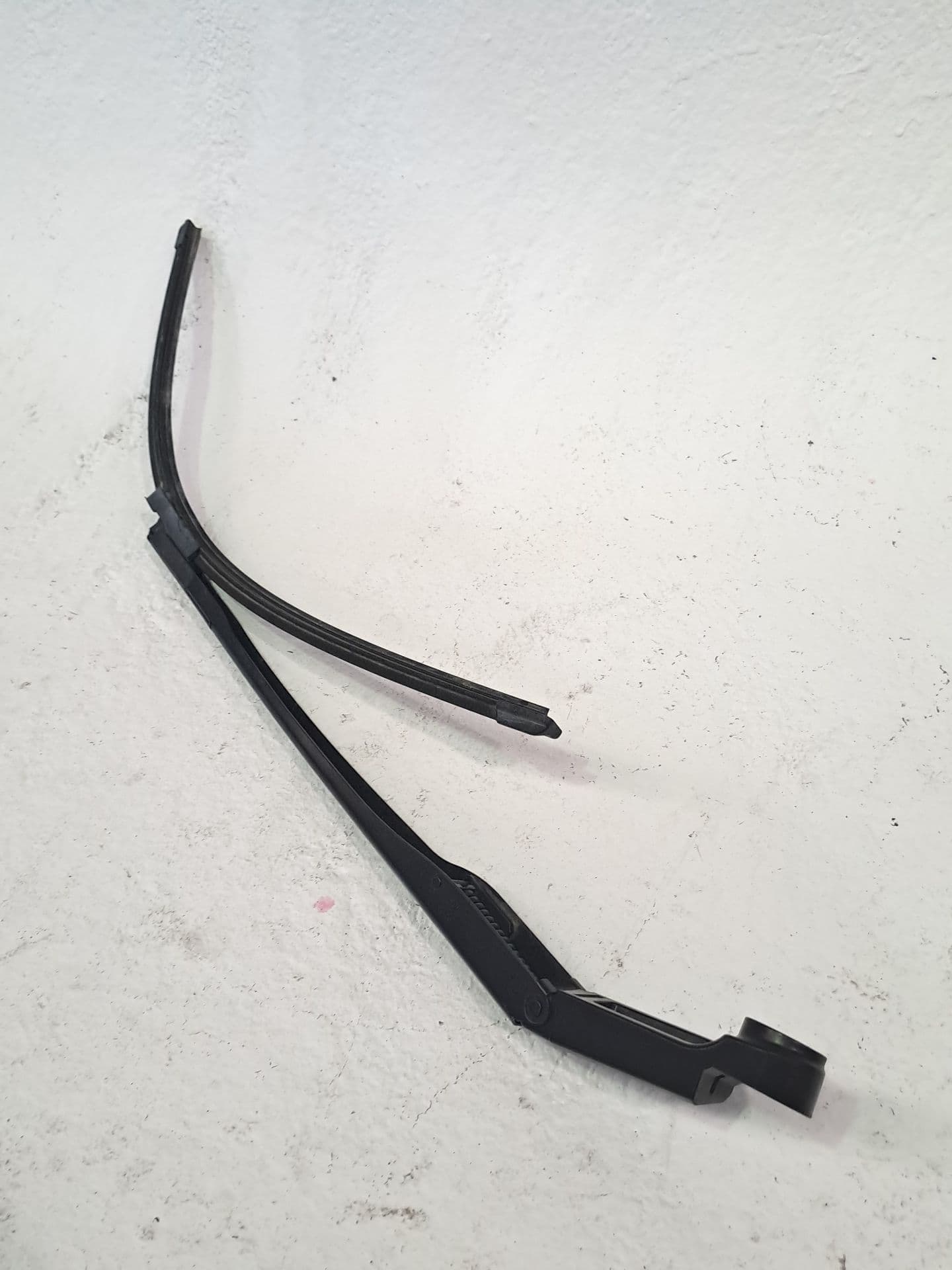 Brazo limpia delantero izquierdo HONDA CIVIC VIII HATCHBACK (FN, FK)