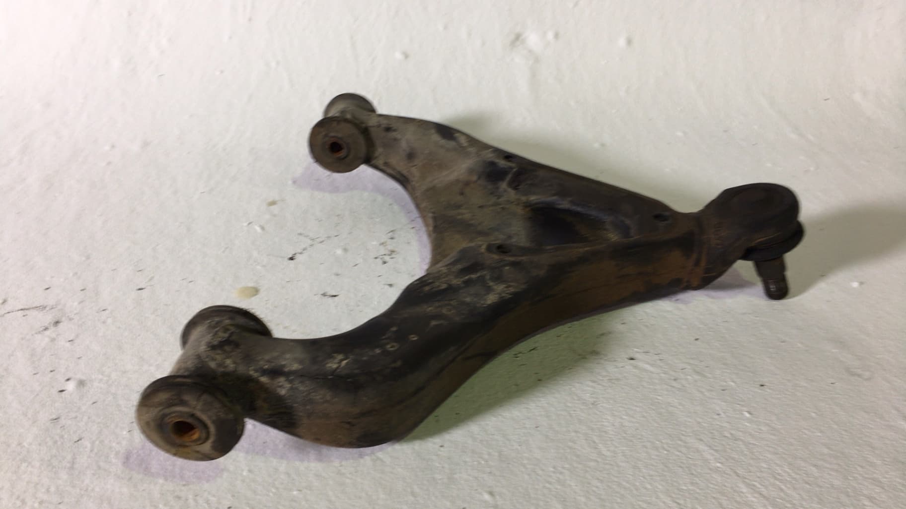 Brazo suspension inferior delantero izquierdo VOLKSWAGEN LT 28-46 II FURGONETA (2DA, 2DD, 2DH)