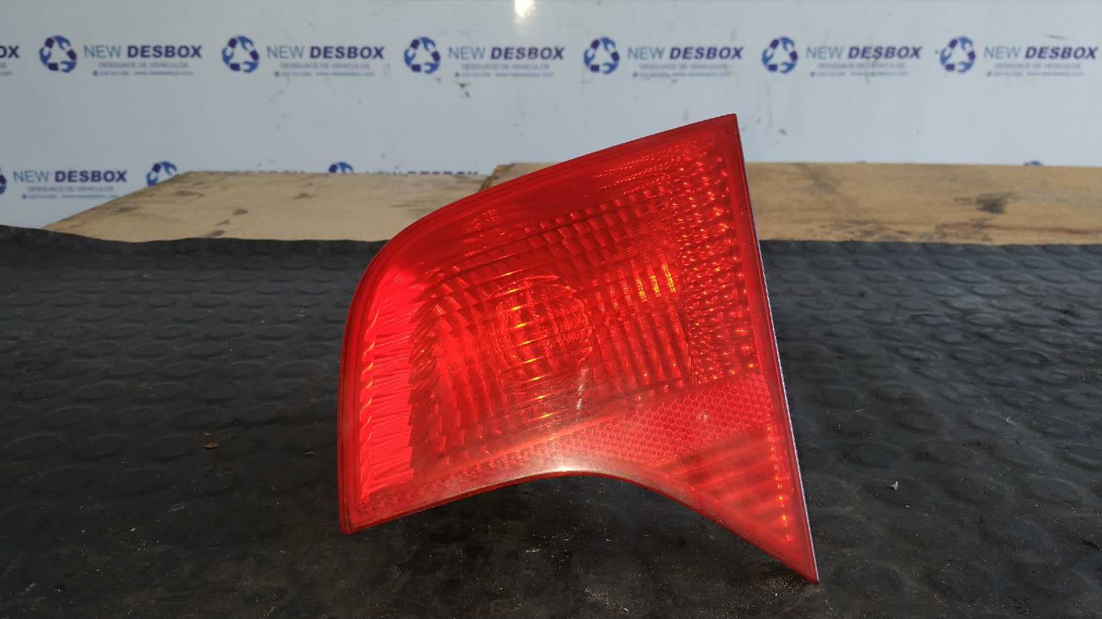 Recambio de PILOTO PORTON DERECHO para AUDI A4 BERLINA (8E) BRE referencia OEM IAM 965160 - NEGRO