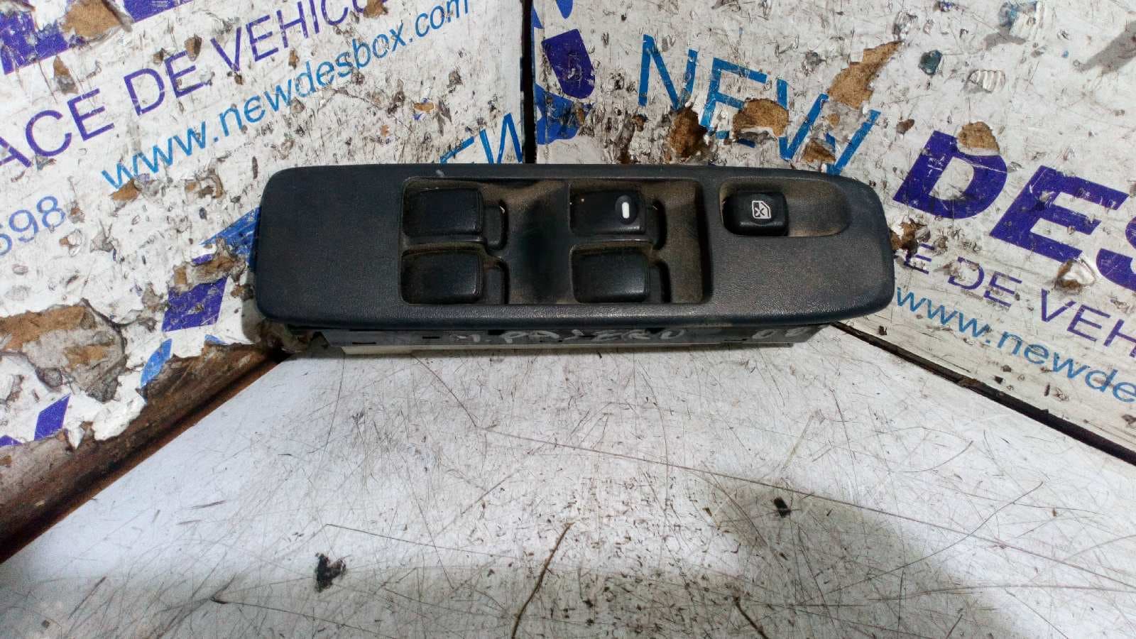 Recambio de MANDO ELEVALUNAS DELANTERO IZQUIERDO para MITSUBISHI MONTERO PININ (H60/H70) 2000 GDI (5-ptas.) 4G94 referencia OEM IAM C8DD251M - GRIS