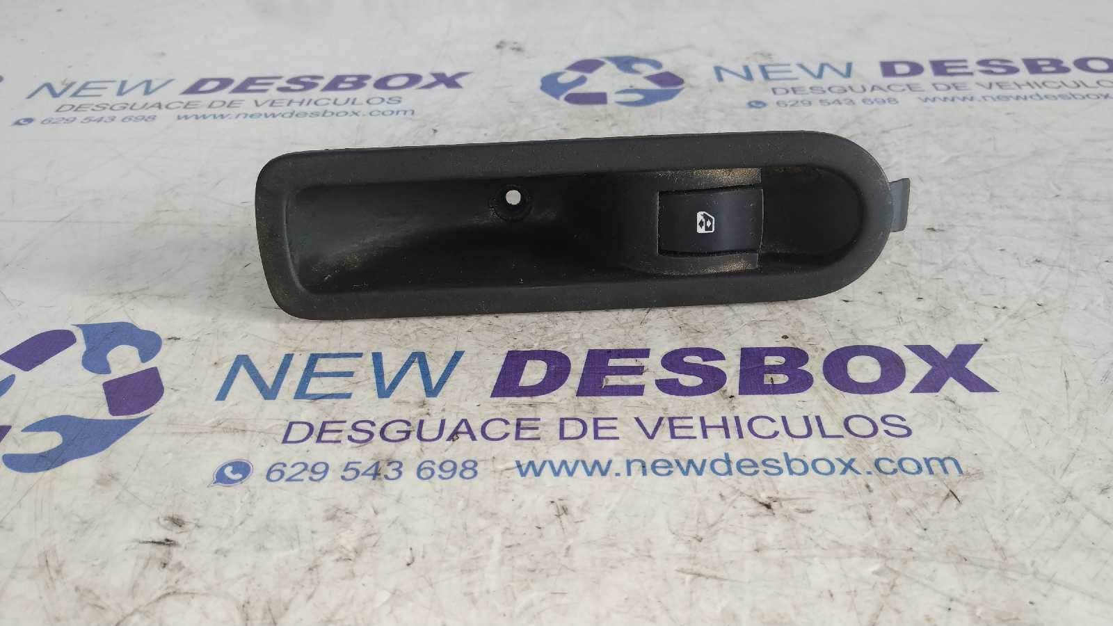 Recambio de MANDO ELEVALUNAS TRASERO DERECHO para RENAULT MEGANE II BERLINA 3P 1.6 CAT K4M760 referencia OEM IAM 156013870 - ROJO