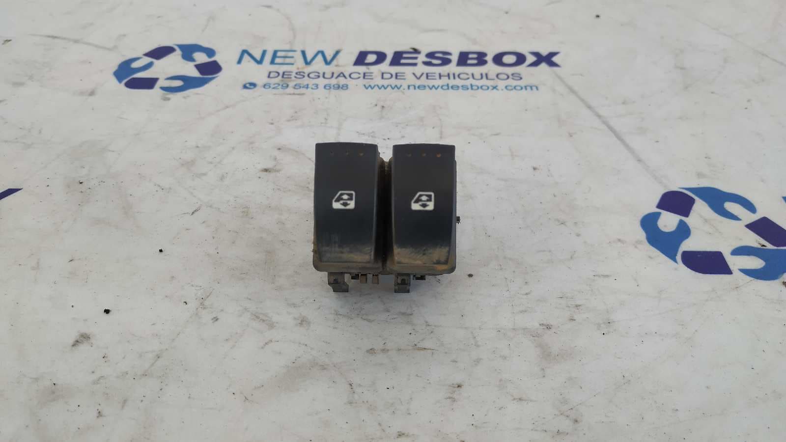 Recambio de MANDO ELEVALUNAS DELANTERO IZQUIERDO para RENAULT MEGANE II BERLINA 3P Confort Authentique F9Q D8 referencia OEM IAM 26503 - GRIS