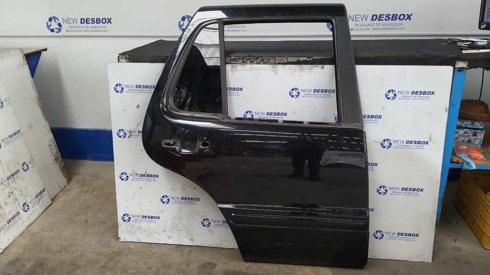 Recambio de PUERTA TRASERA DERECHA para MERCEDES-BENZ CLASE M (W163) OM612963 referencia OEM IAM 1637301605 - NEGRO