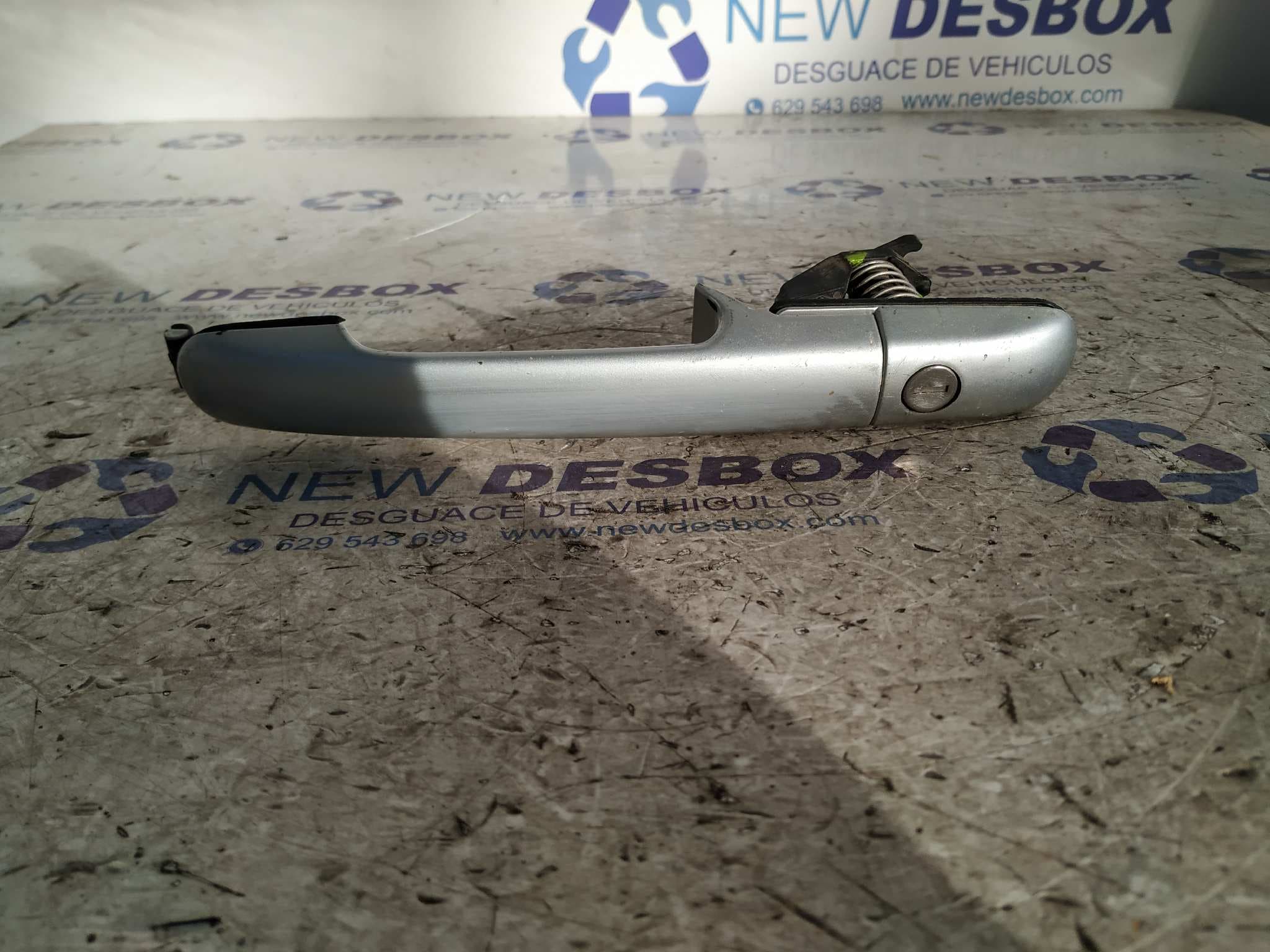 Recambio de MANETA DELANTERA IZQUIERDA para MERCEDES-BENZ VITO (W638) CAJA CERRADA 2.0 CAT 611980 referencia OEM IAM - GRIS