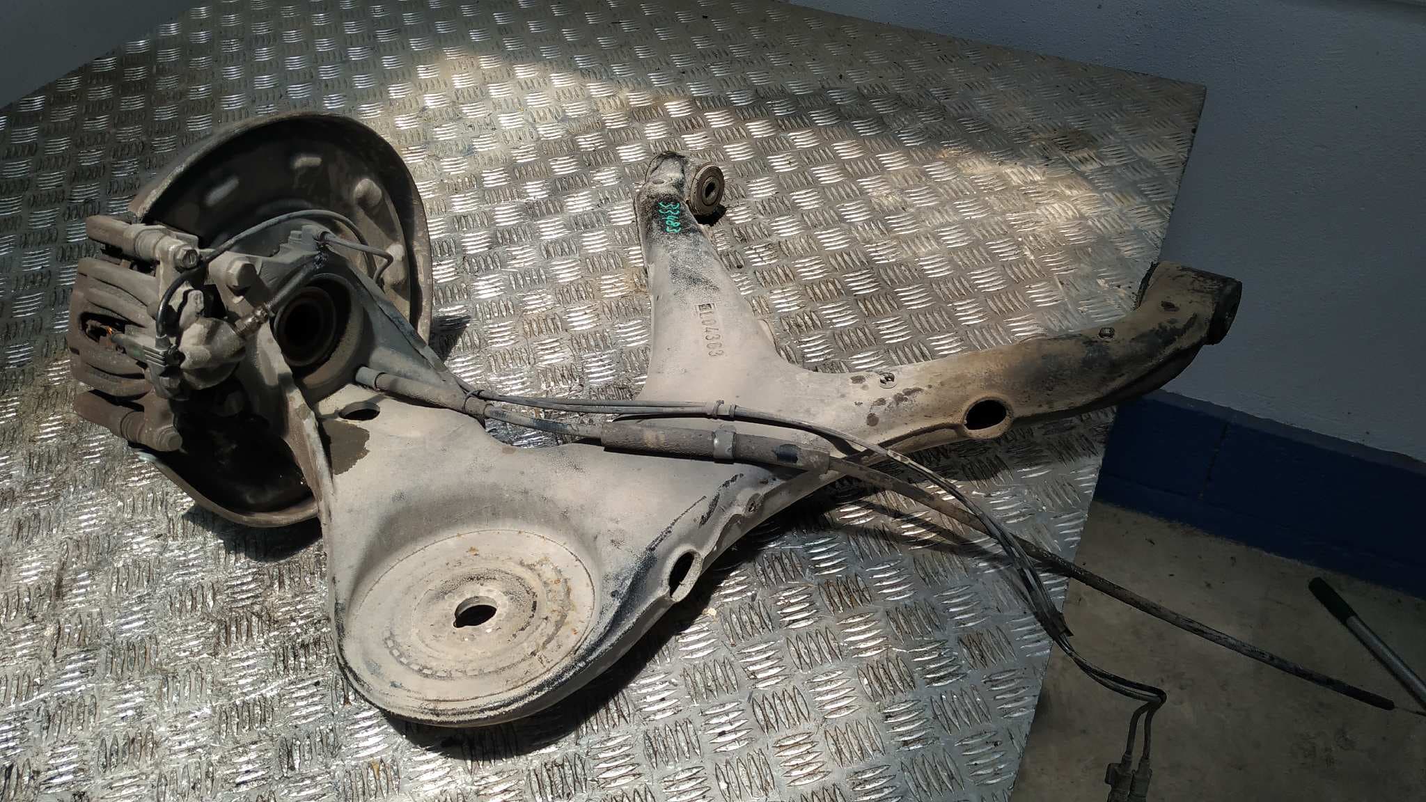 Recambio de MANGUETA TRASERA IZQUIERDA para MERCEDES-BENZ VITO CAJA CERRADA 6.03 -> 646983 referencia OEM IAM A6393521204 - BLANCO