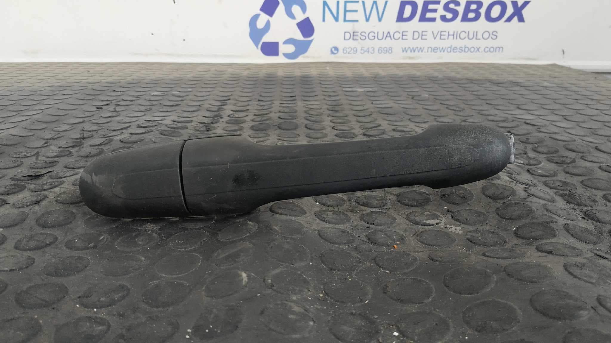 Recambio de MANETA DELANTERA DERECHA para MERCEDES-BENZ VITO CAJA CERRADA 6.03 -> 109 CDI Compacto (639.601) 646983 referencia OEM IAM 00076042599B27 - BLANCO