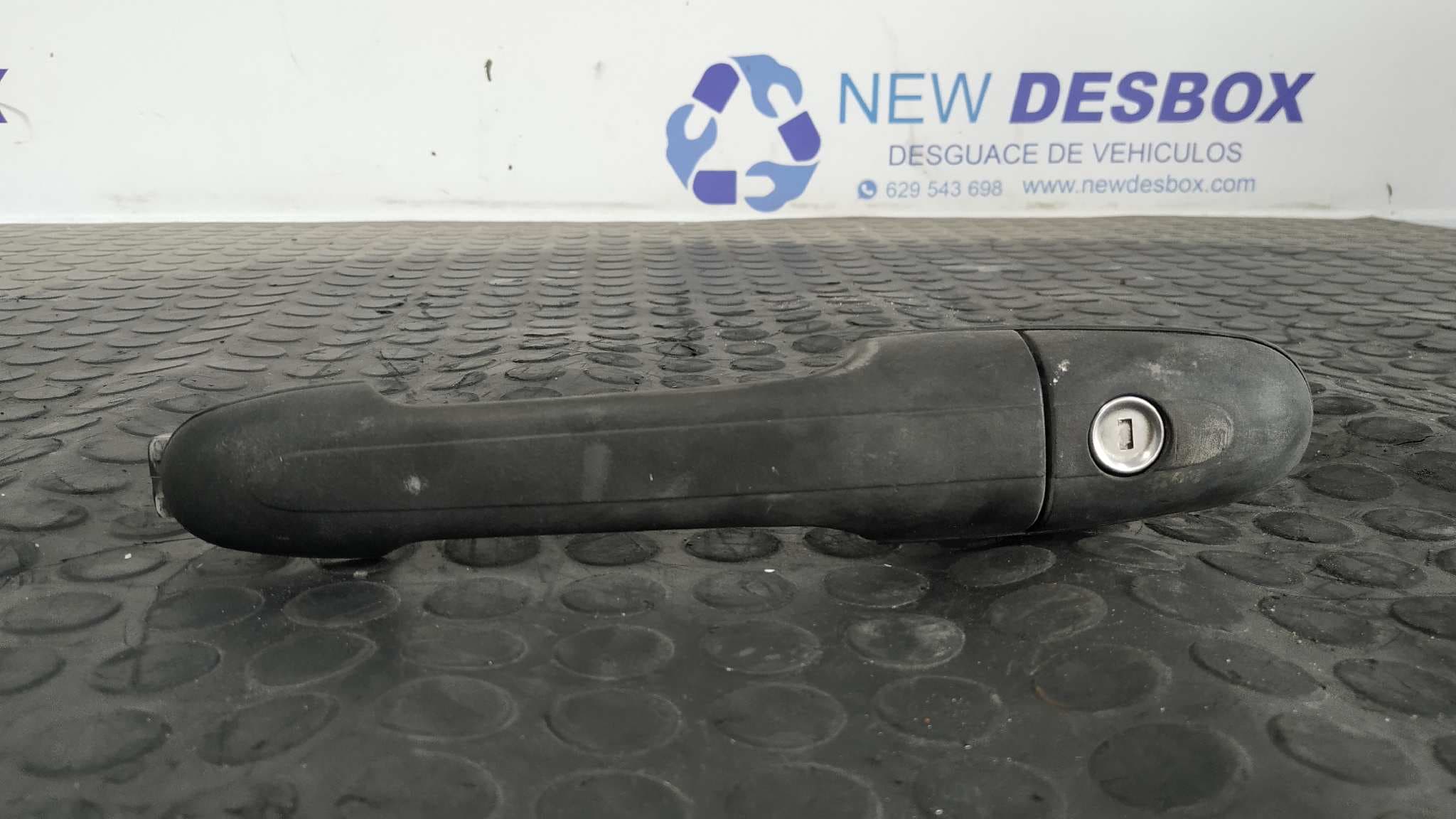 Recambio de MANETA DELANTERA IZQUIERDA para MERCEDES-BENZ VITO CAJA CERRADA 6.03 -> 109 CDI Compacto (639.601) 646983 referencia OEM IAM - BLANCO